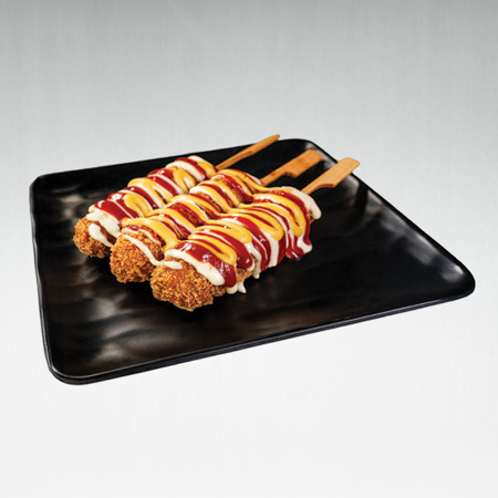 CORN DOG ΜΕ AIOLI, ΜΟΥΣΤΑΡΔΑ ΚΑΙ KETCHUP (3 τμχ.)